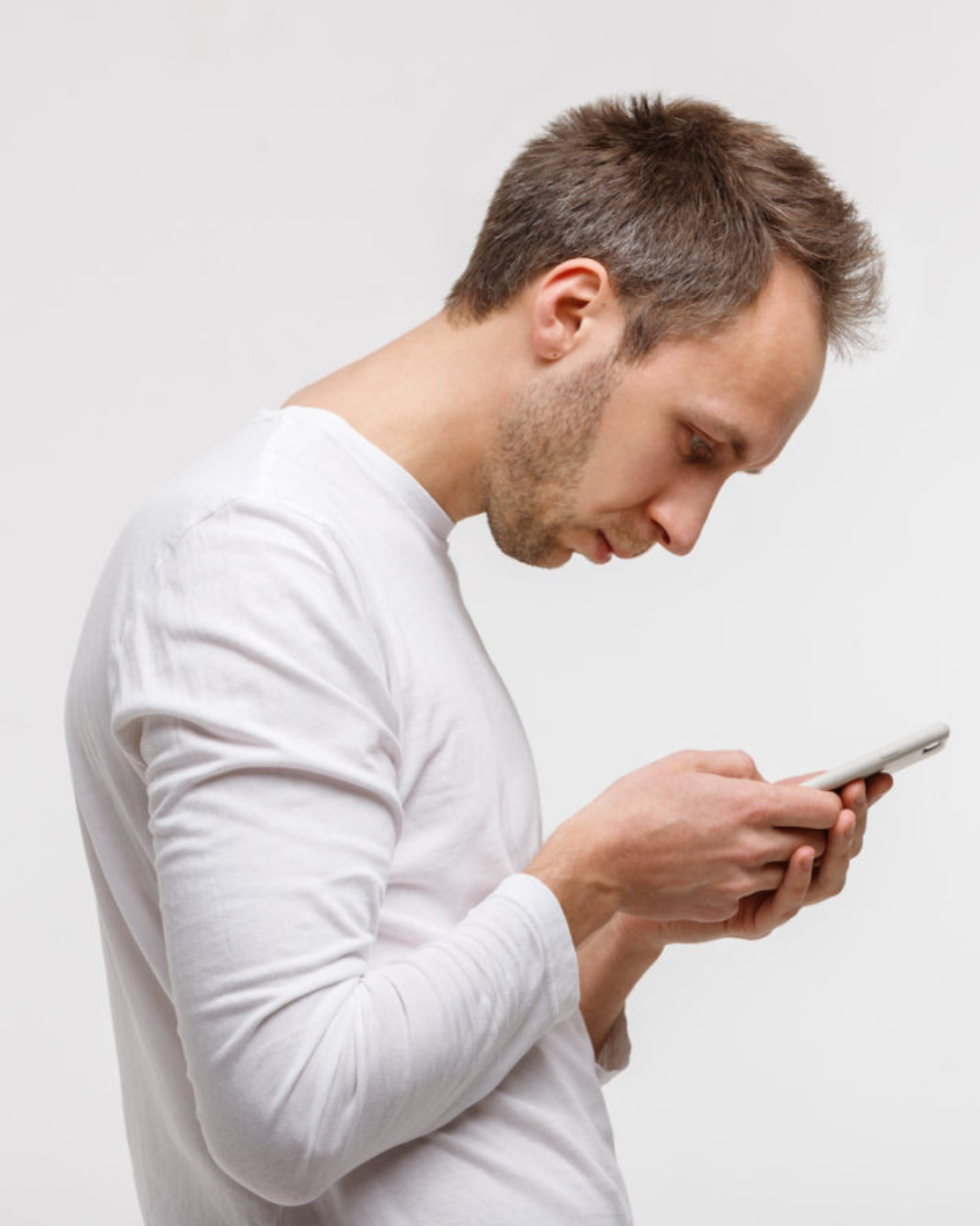 Lee más sobre el artículo ¿Sabías que mirar el móvil puede estar cambiando la forma de tu columna?